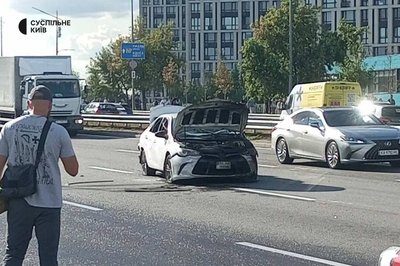 У Дарницькому районі Києва посеред дороги впали уламки дрона. Є поранені У Дарницькому районі Києва посеред дороги впали уламки дрона. Є поранені