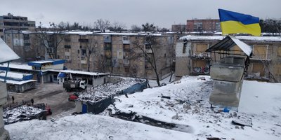 Прапор на даху будинку по вулиці Проскури у Харкові, січень 2024 року Прапор на даху будинку по вулиці Проскури у Харкові, січень 2024 року