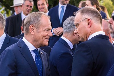 Прем'єр-міністр Польщі Дональд Туск (ліворуч) та президент Анджей Дуда розмовляють після військового параду у Варшаві15 серпня 2024 року Прем'єр-міністр Польщі Дональд Туск (ліворуч) та президент Анджей Дуда розмовляють після військового параду у Варшаві15 серпня 2024 року
