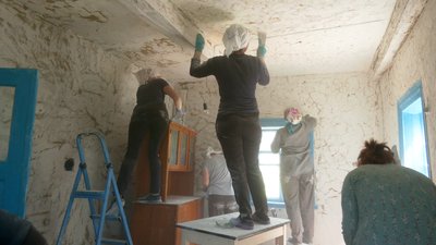 "Надамо їй друге життя": у селі на Чернігівщині волонтери відновлюють стару хату-мазанку "Надамо їй друге життя": у селі на Чернігівщині волонтери відновлюють стару хату-мазанку