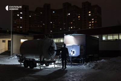 Генератор у Деснянському районі неподалік школи, в якій розташували пункт обігріву з можливістю ночівлі. Київ, 27 січня 2026 року Генератор у Деснянському районі неподалік школи, в якій розташували пункт обігріву з можливістю ночівлі. Київ, 27 січня 2026 року