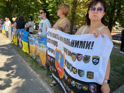 «Поки є надія — надіятимемось»: у Черкасах відбулася акція «Не мовчи — полон вбиває» «Поки є надія — надіятимемось»: у Черкасах відбулася акція «Не мовчи — полон вбиває»