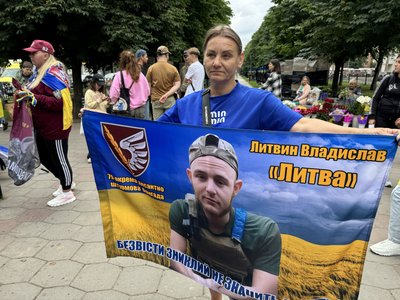 У Полтаві влаштували акцію-нагадування "Не мовчи, полон вбиває" У Полтаві влаштували акцію-нагадування "Не мовчи, полон вбиває"