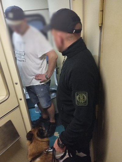 Львівські прикордонники вилучили у чоловіка револьвер, набої та колекцію монет Львівські прикордонники вилучили у чоловіка револьвер, набої та колекцію монет