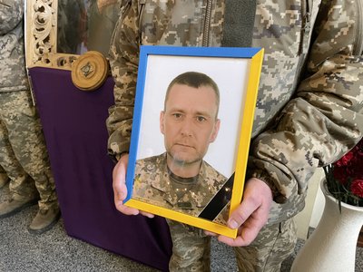 У Полтаві попрощалися із воїнами, які загинули обороняючи Україну У Полтаві попрощалися із воїнами, які загинули обороняючи Україну