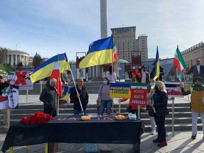 "Кров українців на ваших руках". У Києві іранська діаспора протестує проти участі Ірану в російсько-українській війні "Кров українців на ваших руках". У Києві іранська діаспора протестує проти участі Ірану в російсько-українській війні