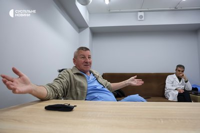 Завідувач акушерського відділення однієї з херсонський лікарень Петро Маренковський у своєму кабінеті в підземній частині лікарні