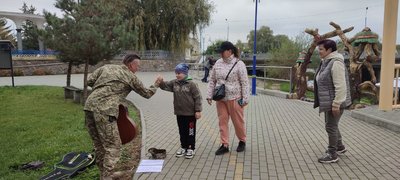 Співає просто неба: на Вінниччині оборонець збирає донати для брата, який боронить Україну Співає просто неба: на Вінниччині оборонець збирає донати для брата, який боронить Україну