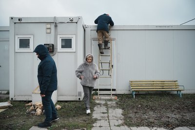 Люди в модульному містечку в Харкові, 3 листопада 2025 Люди в модульному містечку в Харкові, 3 листопада 2025