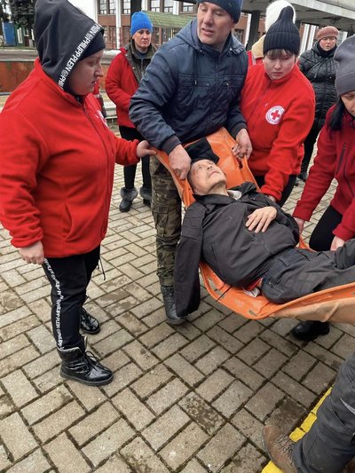 Понад 30 літніх та маломобільних жителів Херсонщини евакуювали на Житомирщину Понад 30 літніх та маломобільних жителів Херсонщини евакуювали на Житомирщину