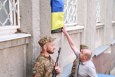 На Вінниччині відкрили меморіальну дошку загиблому бійцю Юрію Любарцю На Вінниччині відкрили меморіальну дошку загиблому бійцю Юрію Любарцю