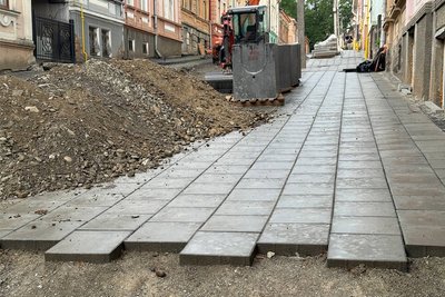 Ремонт тротуару на вулиці Фучика у Чернівцях Ремонт тротуару на вулиці Фучика у Чернівцях