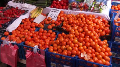Що купують на "новорічний стіл": репортаж з продуктового ринку в Рівному Що купують на "новорічний стіл": репортаж з продуктового ринку в Рівному