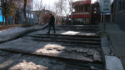 Як коментують ситуацію про сходи на вулиці П'ятницькій біля одного із торгових центрів Чернігова в управлінні ЖКГ