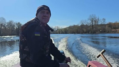 "Хто – вбрід, хто – човном": як жителі Новгород-Сіверщини, де підтопило мости, переправляються через 2 річки, що злились "Хто – вбрід, хто – човном": як жителі Новгород-Сіверщини, де підтопило мости, переправляються через 2 річки, що злились