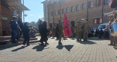 "Він загинув, щоб ми жили": у Хмельницькому попрощались з воїном Олегом Філоненком "Він загинув, щоб ми жили": у Хмельницькому попрощались з воїном Олегом Філоненком