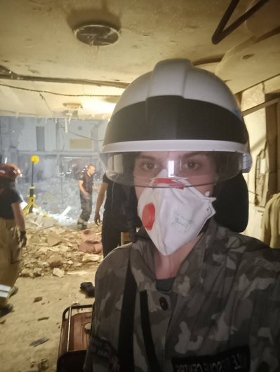 "Головне, щоб з людьми все було добре". 15-річний школяр з Дніпра допомагає рятувальникам після атак РФ "Головне, щоб з людьми все було добре". 15-річний школяр з Дніпра допомагає рятувальникам після атак РФ