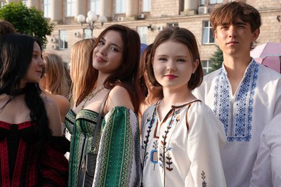 "Марш подяки": фоторепортаж з ходи випускників у Черкасах "Марш подяки": фоторепортаж з ходи випускників у Черкасах