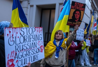 У Лондоні відбулися протести під час виступу Анни Нетребко у Королівській опері У Лондоні відбулися протести під час виступу Анни Нетребко у Королівській опері
