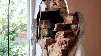 Ракета від "Смерчу" влетіла у вікно: жителька селища Ясна Поляна розказала про удар РФ Ракета від "Смерчу" влетіла у вікно: жителька селища Ясна Поляна розказала про удар РФ