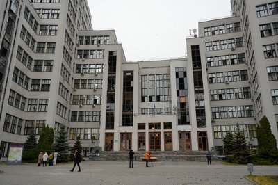 У Держпромі у Харкові вилетіли вікна та вітражі після авіаудару 8 листопада 2024 року У Держпромі у Харкові вилетіли вікна та вітражі після авіаудару 8 листопада 2024 року