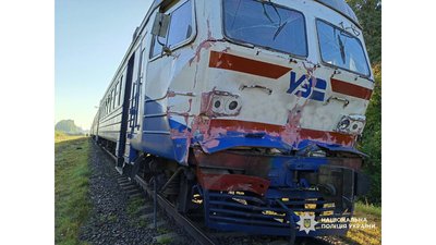 Водій вантажівки у лікарні: на Чернігівщині потяг зіткнувся з фурою Водій вантажівки у лікарні: на Чернігівщині потяг зіткнувся з фурою