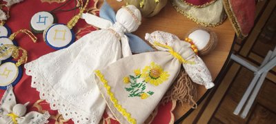 Вчить доньку "українському коду": хмельничанка Оксана Мацькова займається рукоділлям з дитинства Вчить доньку "українському коду": хмельничанка Оксана Мацькова займається рукоділлям з дитинства