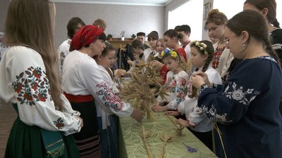 Учні ліцею на Вінниччині відроджують різдвяну традицію виготовлення дідуха Учні ліцею на Вінниччині відроджують різдвяну традицію виготовлення дідуха