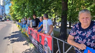 «Віримо, що дочекаємося»: у Черкасах відбулася акція «Не мовчи — полон вбиває» «Віримо, що дочекаємося»: у Черкасах відбулася акція «Не мовчи — полон вбиває»