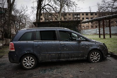 "Живемо і працюємо під вибухи". Очевидці про обстріл житлових кварталів у Корабельному районі Херсона "Живемо і працюємо під вибухи". Очевидці про обстріл житлових кварталів у Корабельному районі Херсона