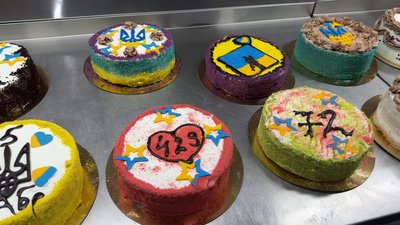 "Дим іде до Криму, москалі із Криму": хмельницькі військові створюють торти, щоб допомогти побратимам "Дим іде до Криму, москалі із Криму": хмельницькі військові створюють торти, щоб допомогти побратимам