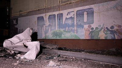 Пошкоджена стіна із написом "Мир" Пошкоджена стіна із написом "Мир"
