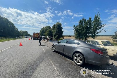 Смертельна аварія на Вінниччині: загинули двоє людей, ще одну госпіталізовано Смертельна аварія на Вінниччині: загинули двоє людей, ще одну госпіталізовано