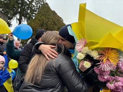 На Вінниччині зустріли захисника, який пробув у полоні понад три роки На Вінниччині зустріли захисника, який пробув у полоні понад три роки