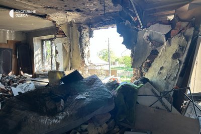 "Ми чули, як сиплеться каміння": жителька Ізмаїла про російську атаку дронів по багатоповерховому будинку "Ми чули, як сиплеться каміння": жителька Ізмаїла про російську атаку дронів по багатоповерховому будинку