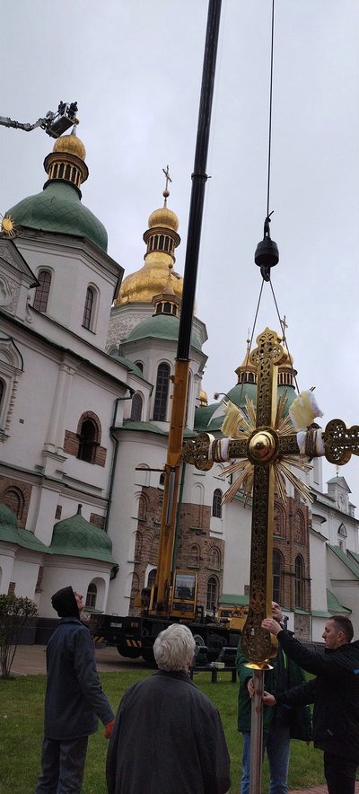 У "Софії Київській" відновили хрест, який упав від вітру незадовго до російського вторгнення У "Софії Київській" відновили хрест, який упав від вітру незадовго до російського вторгнення