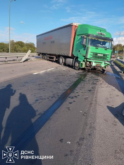 Відбуксирували вантажівку, яка перекрила рух на трасі Київ — Чоп на Рівненщині Відбуксирували вантажівку, яка перекрила рух на трасі Київ — Чоп на Рівненщині