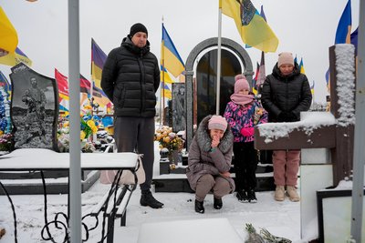 Родина загиблого військового Євгена Євсюкова біля могили бійця на Алеї Слави у Харкові 6 грудня 2024 року Родина загиблого військового Євгена Євсюкова біля могили бійця на Алеї Слави у Харкові 6 грудня 2024 року