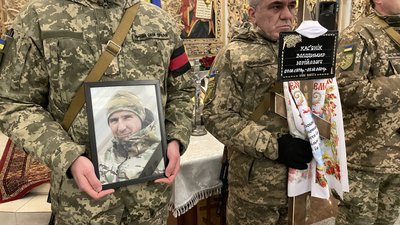 У Полтаві прощаються із військовим Володимиром Кас'яніком У Полтаві прощаються із військовим Володимиром Кас'яніком