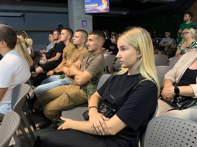"Вечір в мультикамі": у Вінниці провели вечір пам'яті загиблих азовців "Вечір в мультикамі": у Вінниці провели вечір пам'яті загиблих азовців
