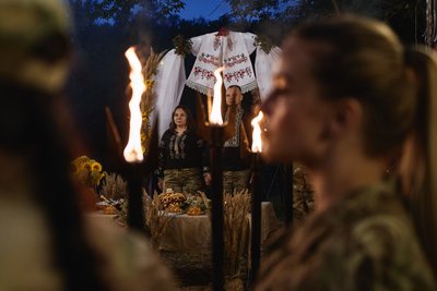Вінчання на заході сонця, у війську проводять церемонію скріплення роду Вінчання на заході сонця, у війську проводять церемонію скріплення роду
