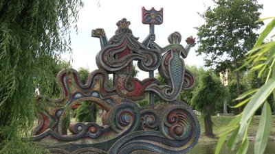 Почали з "Нептуна та Русалки": мозаїчні скульптури миють у рівненському Гідропарку Почали з "Нептуна та Русалки": мозаїчні скульптури миють у рівненському Гідропарку