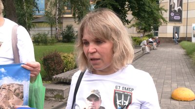 Берці з кульками принесли рідні зниклих безвісти та полонених у центр Рівного Берці з кульками принесли рідні зниклих безвісти та полонених у центр Рівного