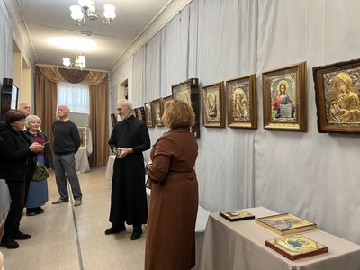У Ромнах на Сумщині відкрили виставку 27 сучасних ікон іконописної майстерні «Логос» У Ромнах на Сумщині відкрили виставку 27 сучасних ікон іконописної майстерні «Логос»
