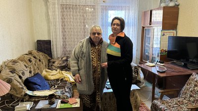 Переселенка з Костянтинівки Зоя разом з соціальною опікункою Тетяною Краматорськ Донецька область Переселенка з Костянтинівки Зоя разом з соціальною опікункою Тетяною Краматорськ Донецька область