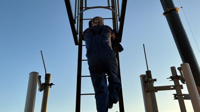 У Рогані під Харковом відновлюють найбільшу водонапірну вежу, пошкоджену обстрілами Росії 5 У Рогані під Харковом відновлюють найбільшу водонапірну вежу, пошкоджену обстрілами Росії 5