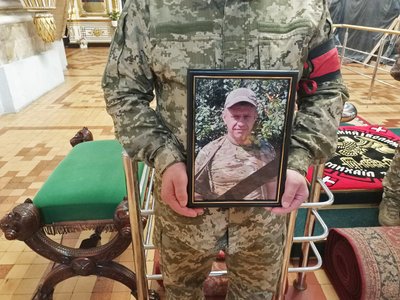 У Луцьку попрощалися з 41-річним захисником Володимиром Чижуком У Луцьку попрощалися з 41-річним захисником Володимиром Чижуком