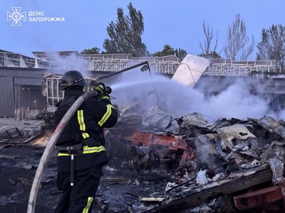Армія РФ тринадцятьма БпЛА атакувала Запоріжжя: виникли пожежі в складських приміщеннях Армія РФ тринадцятьма БпЛА атакувала Запоріжжя: виникли пожежі в складських приміщеннях