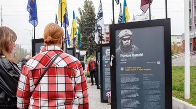 На Алеї пам'яті в Індустріальному районі Дніпра відкрили третю частину експозиції «Історії Героїв» На Алеї пам'яті в Індустріальному районі Дніпра відкрили третю частину експозиції «Історії Героїв»