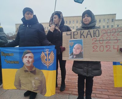 "За них треба боротися". У Кропивницькому влаштували акцію на підтримку полонених та зниклих безвісти військових "За них треба боротися". У Кропивницькому влаштували акцію на підтримку полонених та зниклих безвісти військових